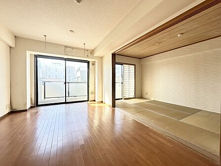 キッチンと統一感のある家具など設置し、お洒落な空間に!