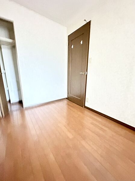 洋室は明るい空間となっています!子供部屋にも良さそうですね!