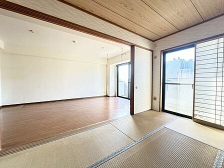 続き間の和室は、くつろぎ空間として、来客時は客間にもなります! 畳の上でゴロゴロするのも良いですよ~!?