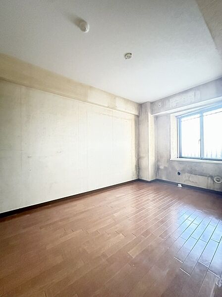 大きな窓からは快適な光を取り入れ、通気性能を上げる事で居心地の良い空間を演出します