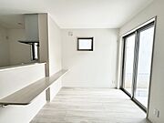 キッチンと統一感のある家具など設置し、お洒落な空間に！ 