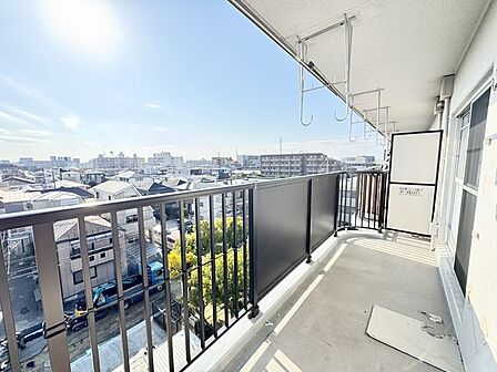 広々としたバルコニーがあり、たくさんの洗濯物を干すことができます！ 日当たりが良く暖かいですよ～！ 