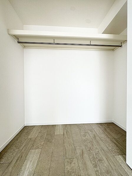 クローゼットも内にはハンガーパイプも設置されています！ そのまま洋服を掛けられるので、洋服ダンスも必要なさそうですね！ 