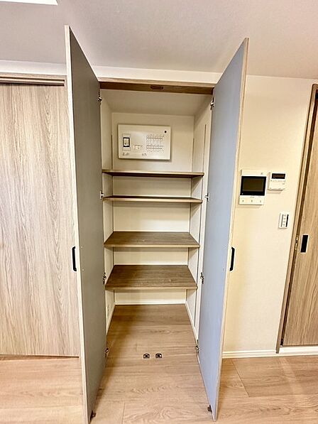 心地よい温もりを感じる木調の扉が開けば、整然とした棚が心地よい収納空間を提案。日常の設えに、穏やかな彩りを添える住まい