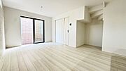 清潔感の溢れるクロスが明るい空間を創り出しているダイニング。 ここで楽しむ家族の時間が絆をより深めてくれそうです。 集いの場、憩いの場としての快適性を求めたやすらぎの空間です。 