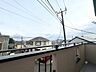 バルコニー：広々としたバルコニーがあり、たくさんの洗濯物を干すことができます！ 日当たりが良く暖かいですよ～！ 
