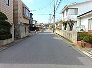 閑静な住宅街です！お子様と手を繋いで並んで歩けるくらい広い前面道路です！ 