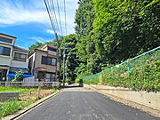 交通量の少ない前面道路です。 小さなお子様がいるご家庭でも安心です！ 