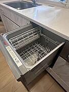 家事の時短に効果大の食洗器付き。高温でパワフルに洗い、温風乾燥します。手洗いよりも節水・節約が可能です。 一度使うと手放せないですよ！ 
