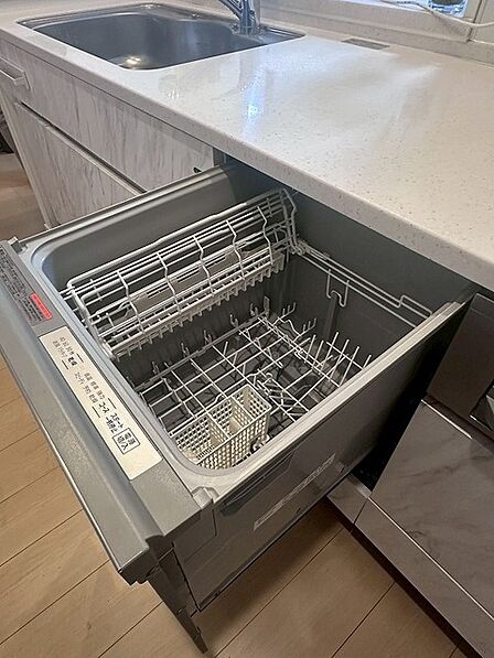 家事の時短に効果大の食洗器付き。高温でパワフルに洗い、温風乾燥します。手洗いよりも節水・節約が可能です。 一度使うと手放せないですよ!
