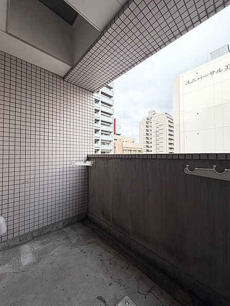 広々としたバルコニーがあり、たくさんの洗濯物を干すことができます! 日当たりが良く暖かいですよ~!