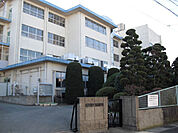 松ケ丘小学校（790m）