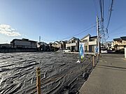 閑静な住宅街です！お子様と手を繋いで並んで歩けるくらい広い前面道路です！ 