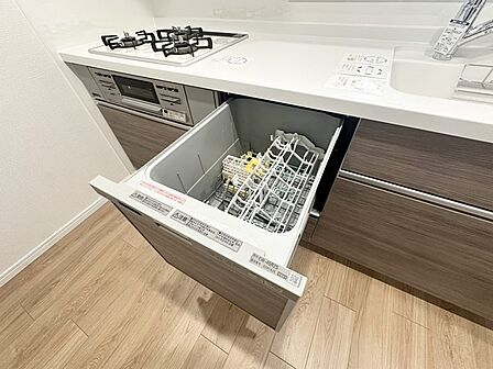 家事の時短に効果大の食洗器付き。高温でパワフルに洗い、温風乾燥します。手洗いよりも節水・節約が可能です。 一度使うと手放せないですよ！ 