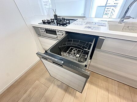家事の時短に効果大の食洗器付き。高温でパワフルに洗い、温風乾燥します。手洗いよりも節水・節約が可能です。 一度使うと手放せないですよ!