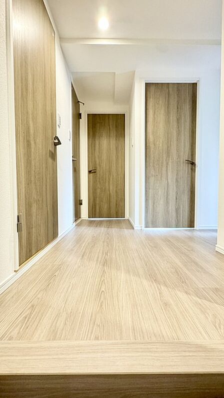 お家に出会う人々を出迎える玄関だからこそ、広々清潔感あふれる空間にしたいですね！ 
