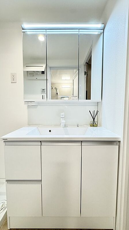 朝の身支度に便利なシャンプードレッサーはとっても便利です！シンク下の収納でアメニティ類のストックもバッチリ！ 