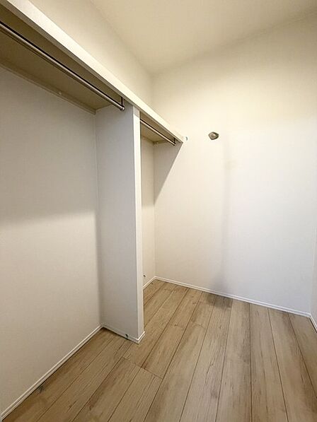 広々としたウォークインクローゼット! ゴルフバックや趣味の物など、まとめて収納できるのでお部屋を有効に使えますね!