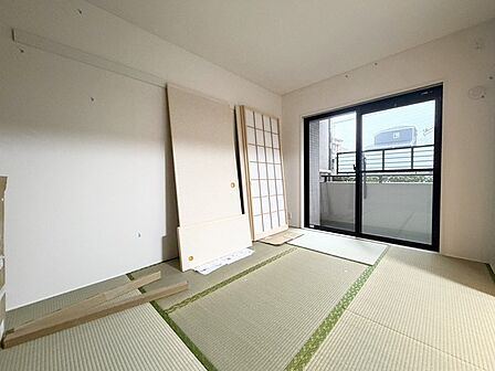 続き間の和室は、くつろぎ空間として、来客時は客間にもなります! 畳の上でゴロゴロするのも良いですよ~!?