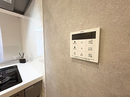 キッチンの壁にはユニットバスのコントローラーが設置されています! お湯張りや追焚き操作もキッチンから操作でき いつでも温かいお風呂に入ることができます!