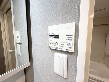 カビの発生も抑制出来ます!また暖房・涼風機能も付いているので冬はいつでも暖かく、夏は涼しく、雨の日でも洗濯物が乾くのも良いですよね!梅雨の時期など重宝します。