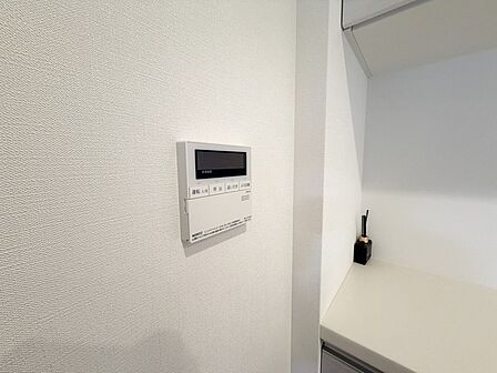 キッチンの壁にはユニットバスのコントローラーが設置されています! お湯張りや追焚き操作もキッチンから操作でき いつでも温かいお風呂に入ることができます!