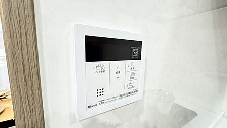 キッチンの壁にはユニットバスのコントローラーが設置されています！ お湯張りや追焚き操作もキッチンから操作でき いつでも温かいお風呂に入ることができます！ 