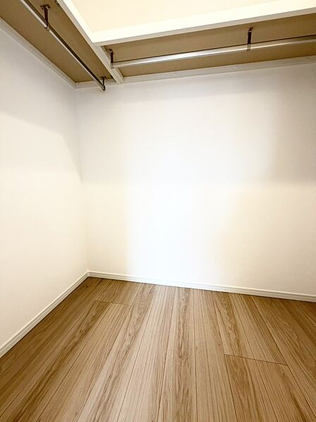広々としたウォークインクローゼット! ゴルフバックや趣味の物など、まとめて収納できるのでお部屋を有効に使えますね!