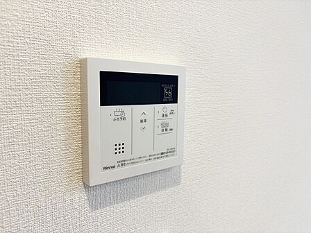 キッチンの壁にはユニットバスのコントローラーが設置されています！ お湯張りや追焚き操作もキッチンから操作でき いつでも温かいお風呂に入ることができます！ 
