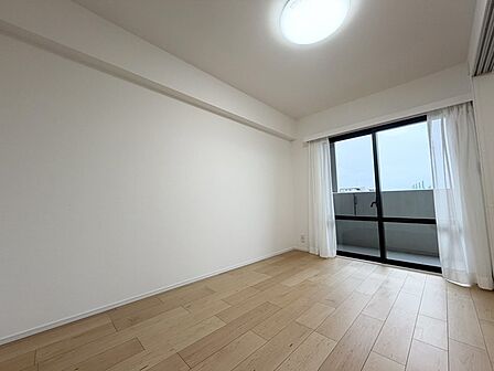 大きな窓からは快適な光を取り入れ、通気性能を上げる事で居心地の良い空間を演出します 