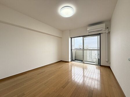 洋室は明るい空間となっています!子供部屋にも良さそうですね!