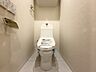 トイレ：ウォシュレット付きです！ 上部に収納棚があるので、トイレットペーパー等のストックもバッチリです！ 
