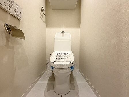ウォシュレット付きです! 上部に収納棚があるので、トイレットペーパー等のストックもバッチリです!