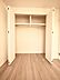 収納：衣類や小物をまとめて収納するのに便利なスペース。毎日の身支度もスムーズに行えます。