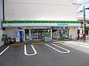ファミリーマート豊中本町店 811m