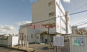 高槻市立真上小学校 127m