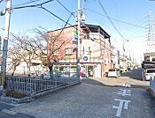 ファミリーマート藤原春日町店 79m
