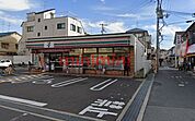 セブンイレブン摂津香露園店 260m