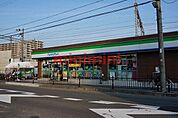 ファミリーマート茨木三島中学校南店 184m