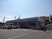 ローソン柏原石川町店(コンビニ)まで654m