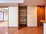 リビング/ダイニング：リビングにも収納があり、収納豊富なお部屋です。
