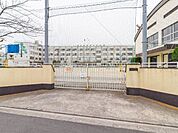 足立区立第六中学校 徒歩9分。 710m