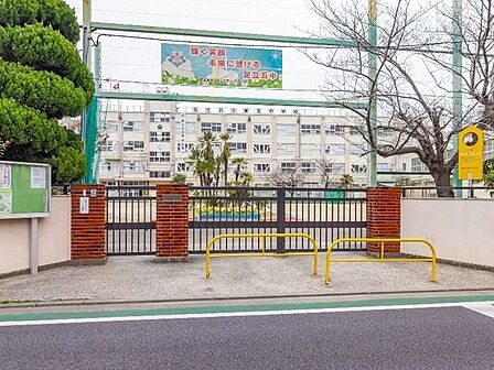足立区立第五中学校 徒歩5分。 350m