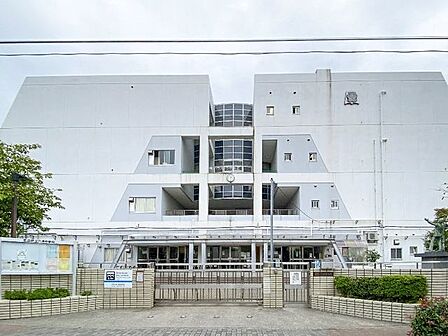 足立区立六月中学校 徒歩4分。 320m