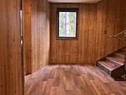隣接する建物がなく、窓からは自然豊かな森が望めます。鳥のさえずりが聞こえてくるような空間です。