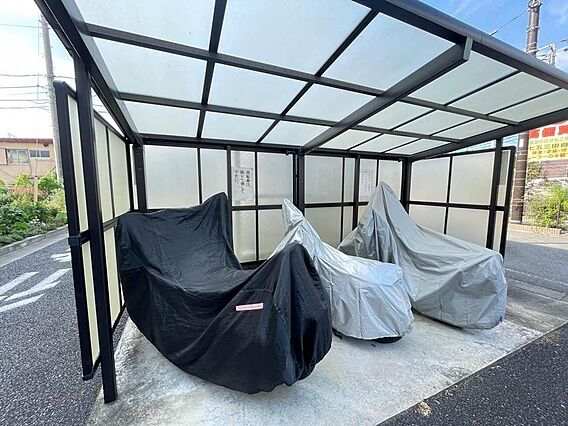 共用部屋根付き...