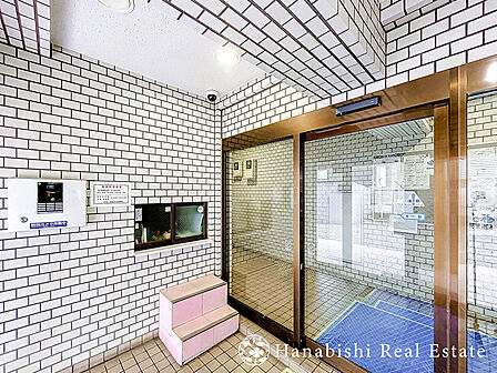 オートロック付きで安心のエントランス。共用部も綺麗に管理されており、落ち着いた住環境が魅力です。