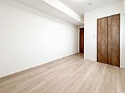 シンプルで使いやすい洋室。家具配置のしやすいすっきりとした空間です。