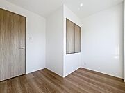 生活用品やストックをたっぷり仕舞える一方で、お部屋の見た目は常にフラット。　必要な時にさっと取り出せる利便性と、視覚的な美しさを両立させました。