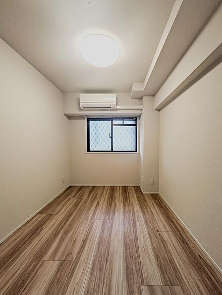 静かに過ごせるシンプルな内装の洋室。エアコンが設置されているのも嬉しいポイントです。ワークスペースや寝室、独立した子ども部屋など、多用途にフレキシブルに活用できます。